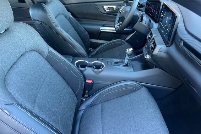 Ford Mustang Vehicle Full-screen Gallery Image 15