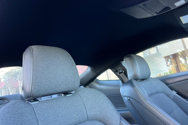 Ford Mustang Vehicle Full-screen Gallery Image 16