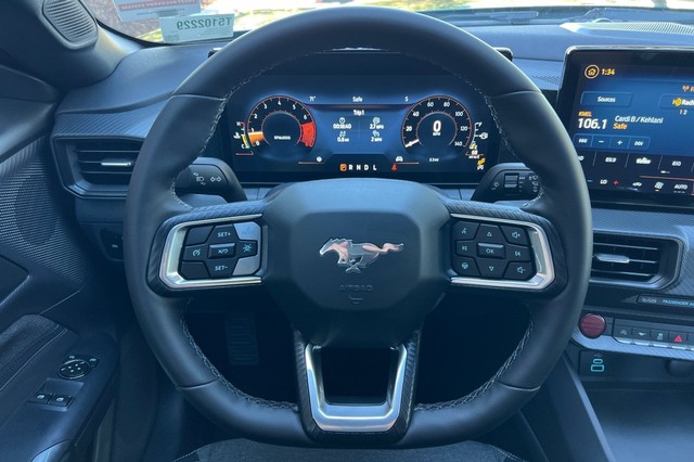 Ford Mustang Vehicle Full-screen Gallery Image 23