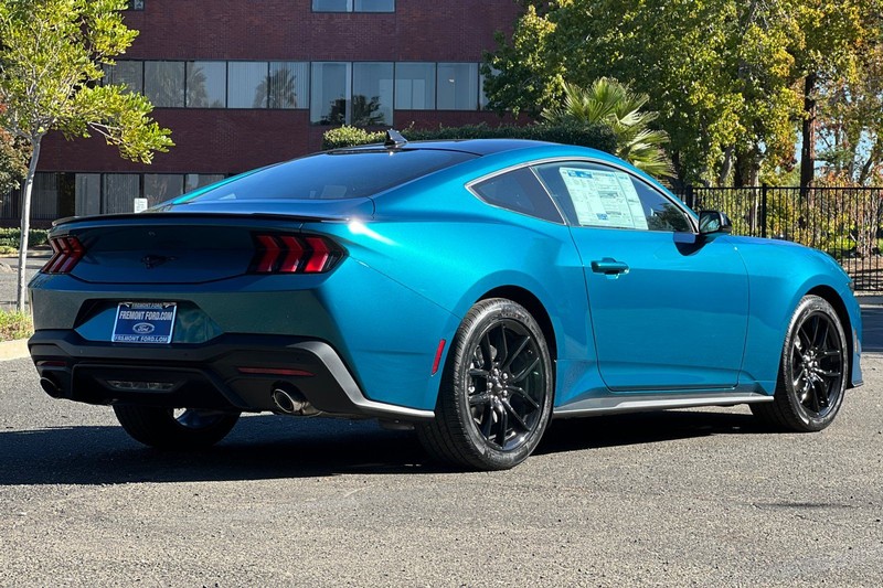 Ford Mustang Vehicle Full-screen Gallery Image 03