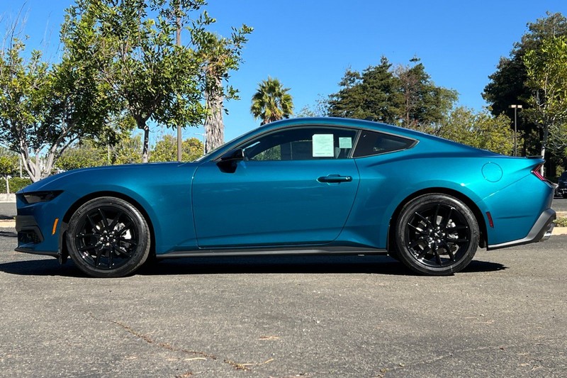 Ford Mustang Vehicle Full-screen Gallery Image 06