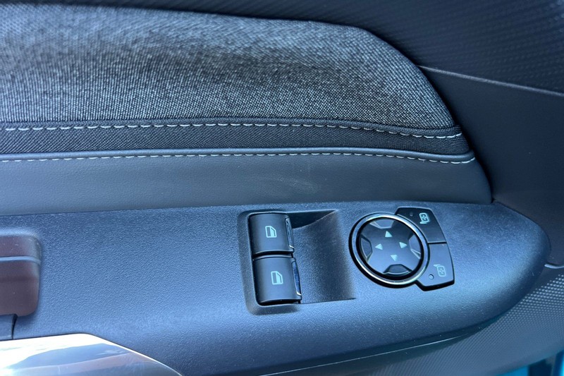 Ford Mustang Vehicle Full-screen Gallery Image 10