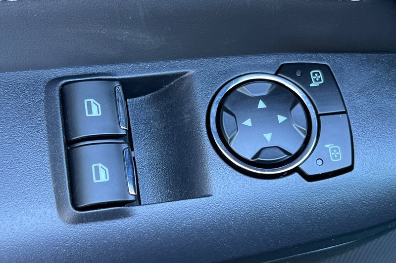 Ford Mustang Vehicle Full-screen Gallery Image 11