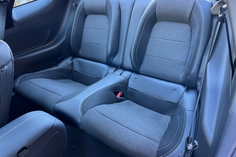 Ford Mustang Vehicle Full-screen Gallery Image 12