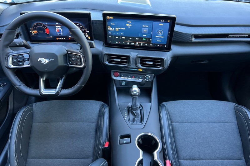 Ford Mustang Vehicle Full-screen Gallery Image 13