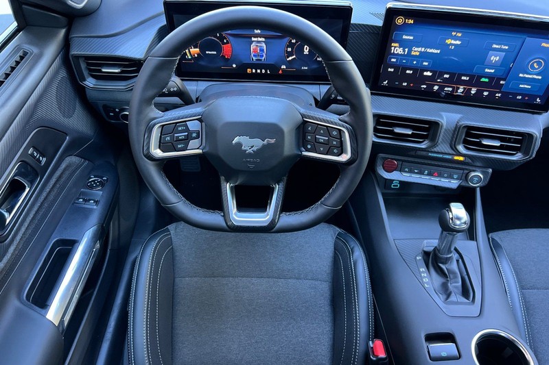 Ford Mustang Vehicle Full-screen Gallery Image 14