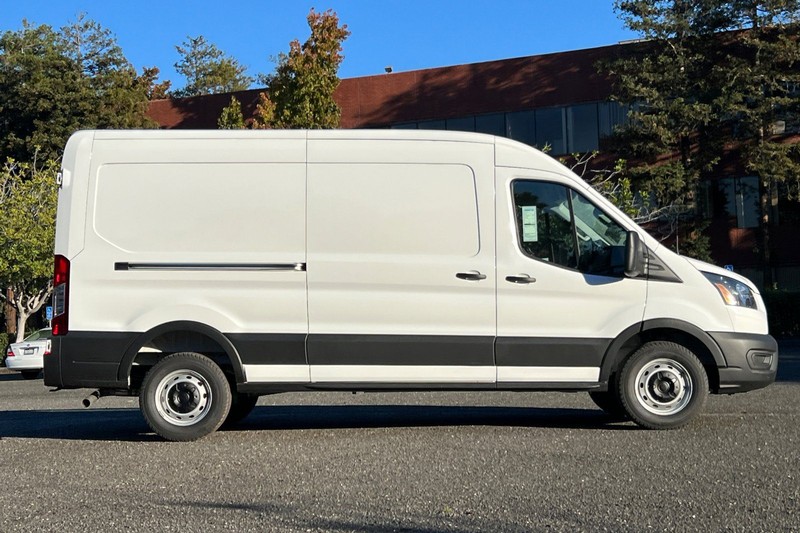 Ford Transit-250 Vehicle Full-screen Gallery Image 02