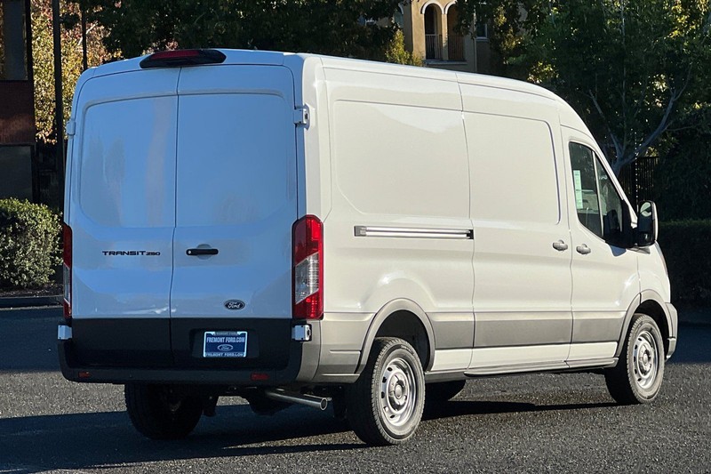 Ford Transit-250 Vehicle Full-screen Gallery Image 03