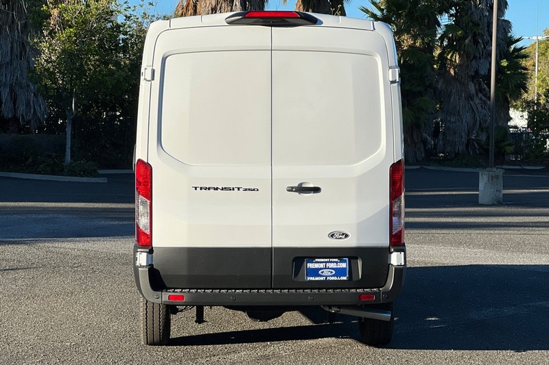 Ford Transit-250 Vehicle Full-screen Gallery Image 04