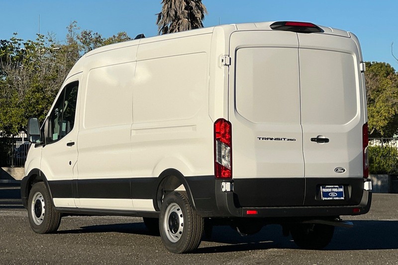 Ford Transit-250 Vehicle Full-screen Gallery Image 05