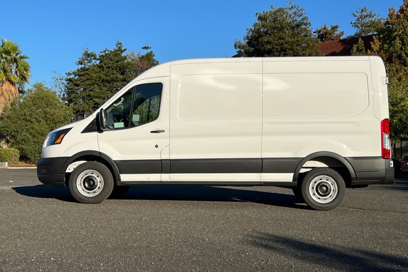 Ford Transit-250 Vehicle Full-screen Gallery Image 06