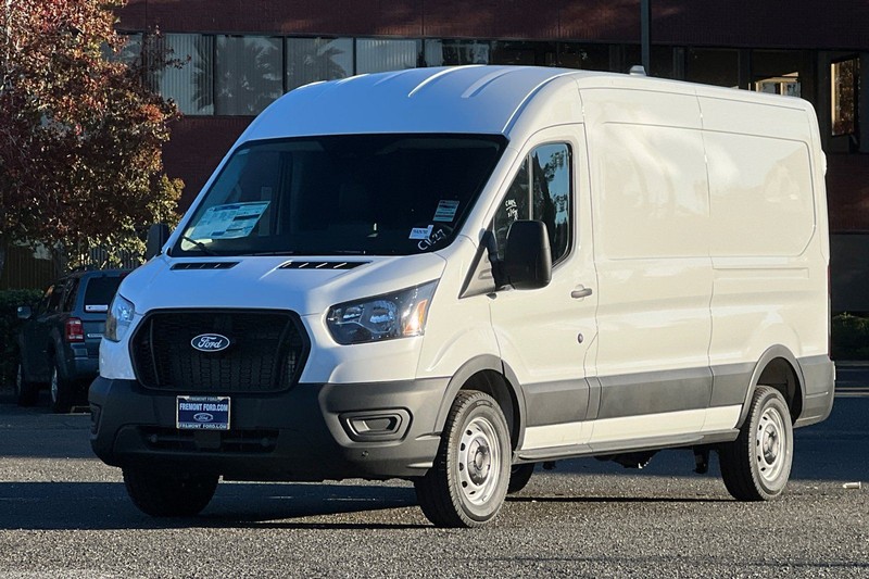 Ford Transit-250 Vehicle Full-screen Gallery Image 07