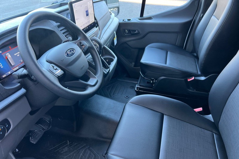 Ford Transit-250 Vehicle Full-screen Gallery Image 09