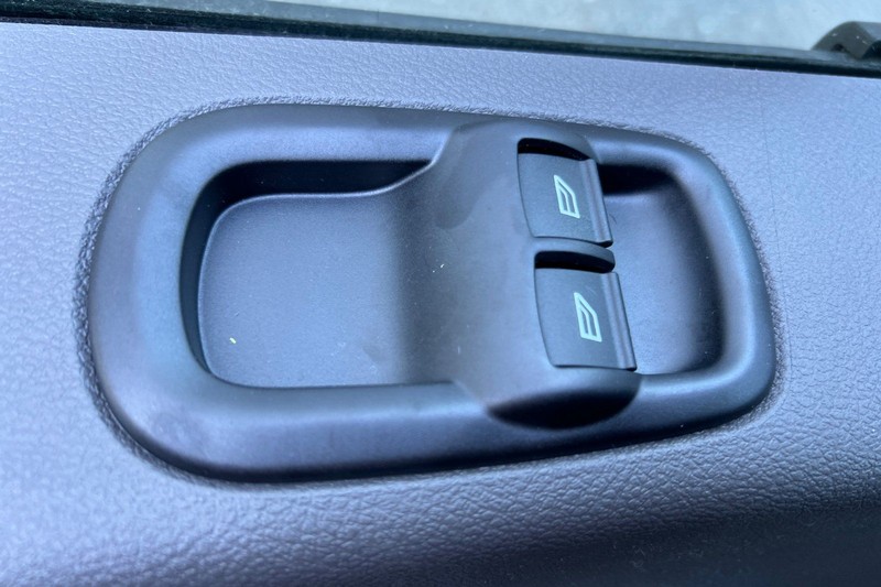 Ford Transit-250 Vehicle Full-screen Gallery Image 10