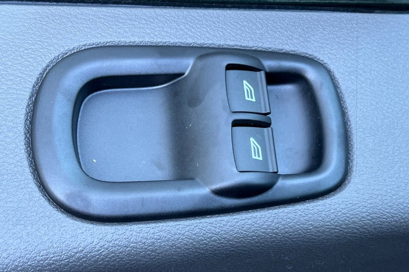 Ford Transit-250 Vehicle Full-screen Gallery Image 11