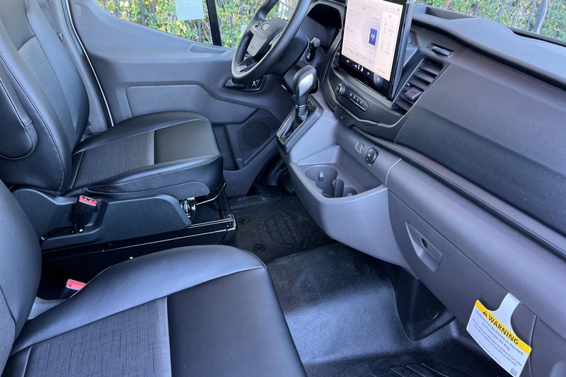 Ford Transit-250 Vehicle Full-screen Gallery Image 15