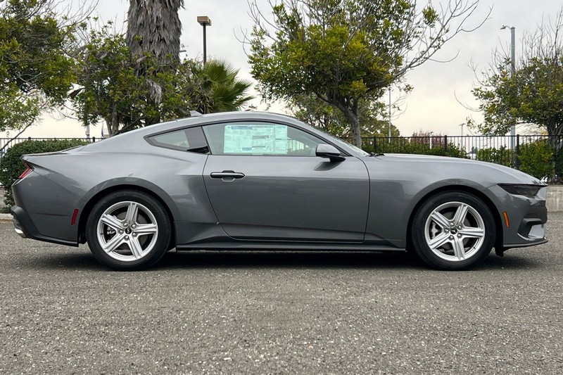 Ford Mustang Vehicle Full-screen Gallery Image 02