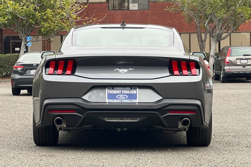 Ford Mustang Vehicle Full-screen Gallery Image 04