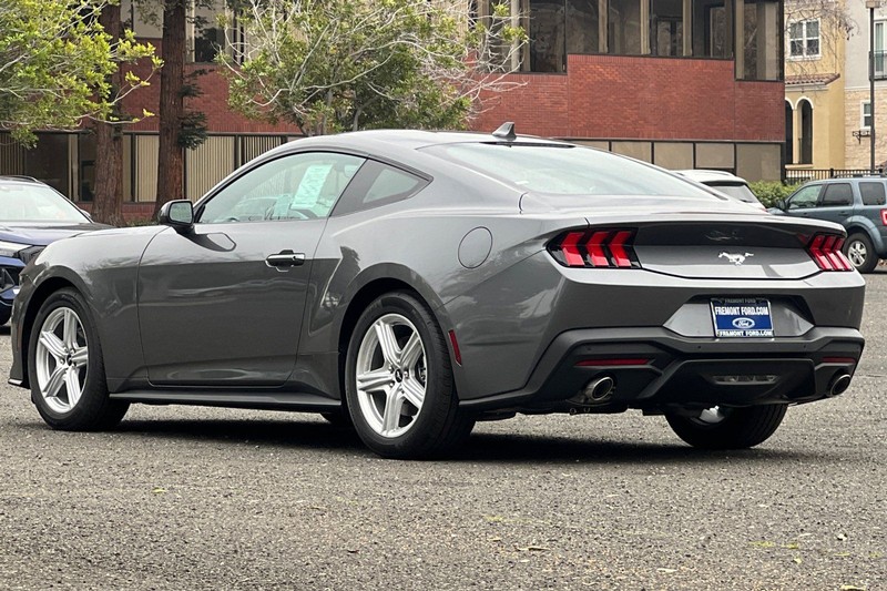 Ford Mustang Vehicle Full-screen Gallery Image 05