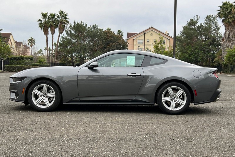 Ford Mustang Vehicle Full-screen Gallery Image 06
