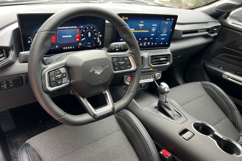 Ford Mustang Vehicle Full-screen Gallery Image 09