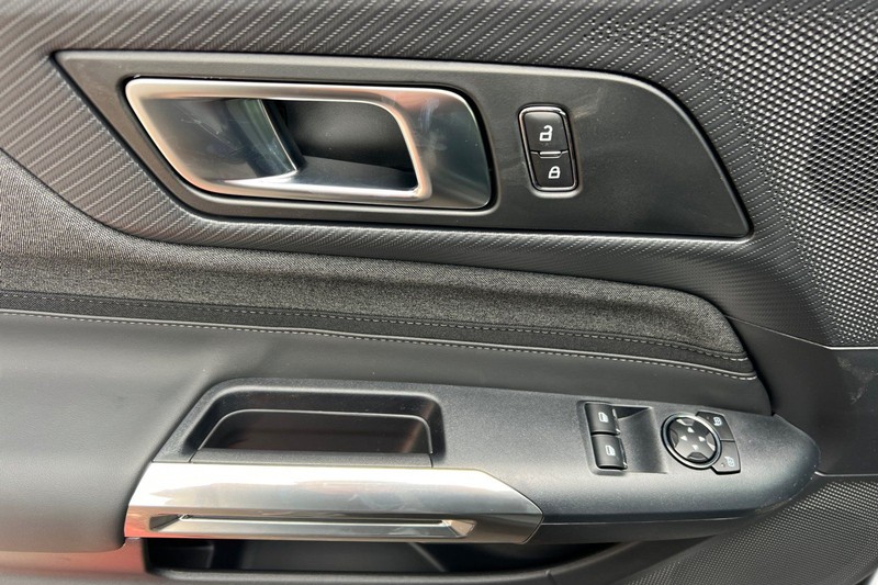 Ford Mustang Vehicle Full-screen Gallery Image 10