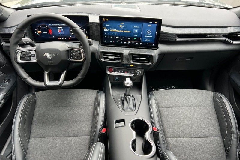 Ford Mustang Vehicle Full-screen Gallery Image 13