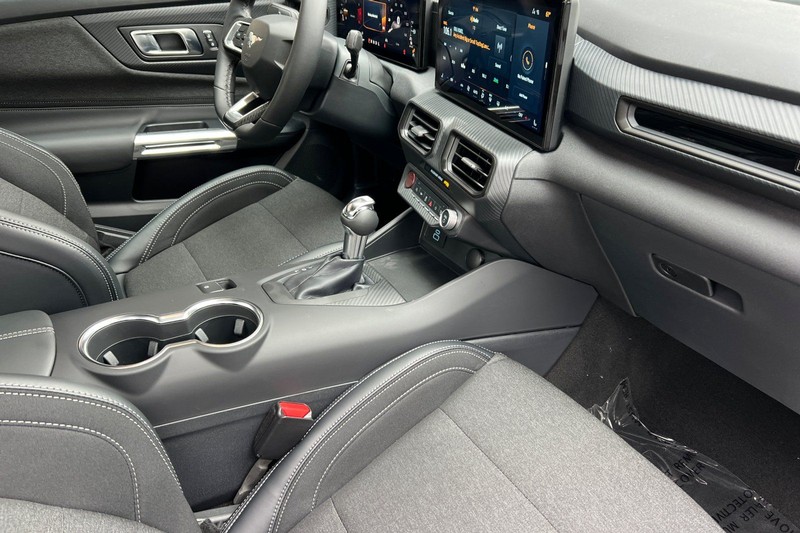 Ford Mustang Vehicle Full-screen Gallery Image 15