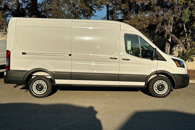 Ford Transit-250 Vehicle Full-screen Gallery Image 02