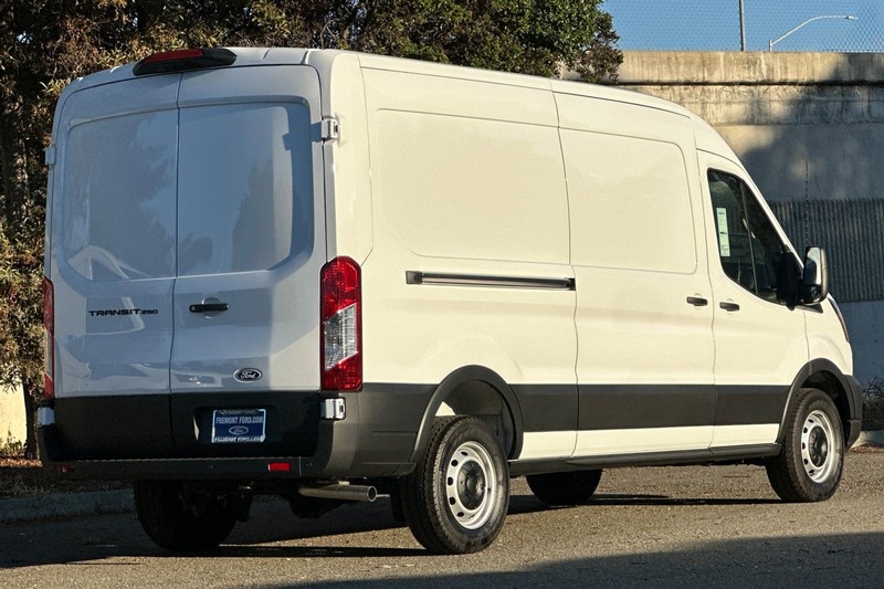Ford Transit-250 Vehicle Full-screen Gallery Image 03