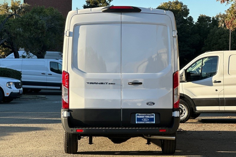 Ford Transit-250 Vehicle Full-screen Gallery Image 04