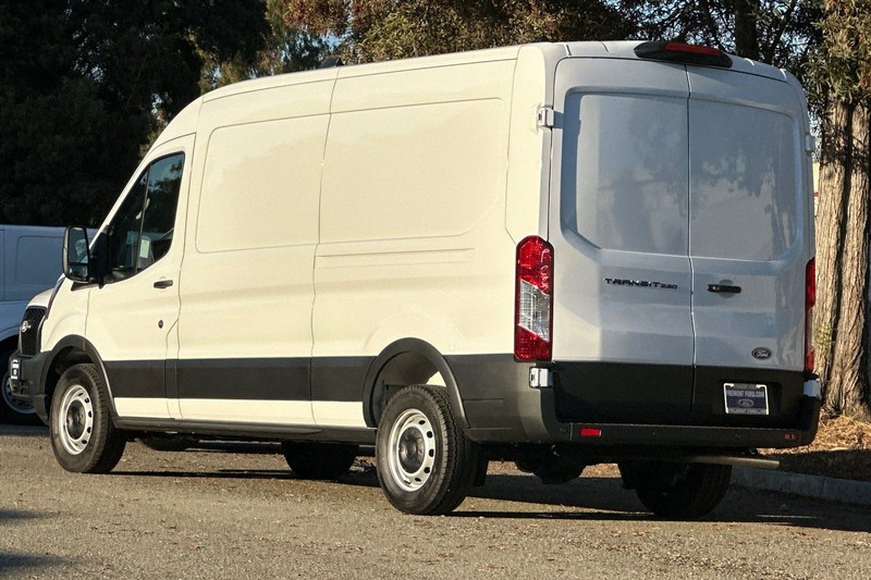 Ford Transit-250 Vehicle Full-screen Gallery Image 05