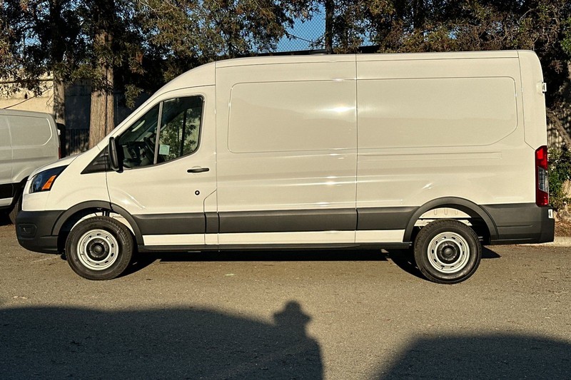 Ford Transit-250 Vehicle Full-screen Gallery Image 06