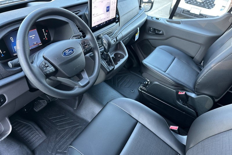 Ford Transit-250 Vehicle Full-screen Gallery Image 09