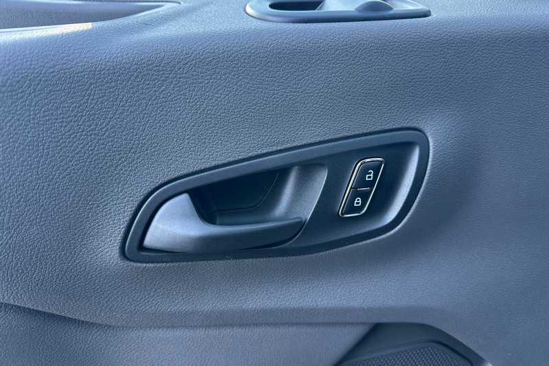 Ford Transit-250 Vehicle Full-screen Gallery Image 10