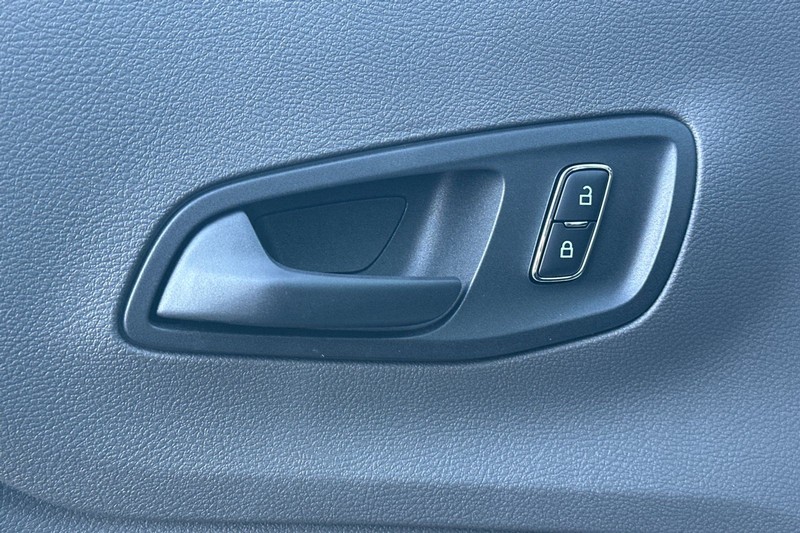 Ford Transit-250 Vehicle Full-screen Gallery Image 11