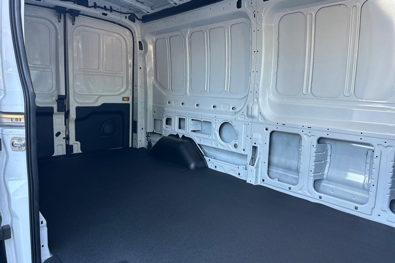 Ford Transit-250 Vehicle Full-screen Gallery Image 12