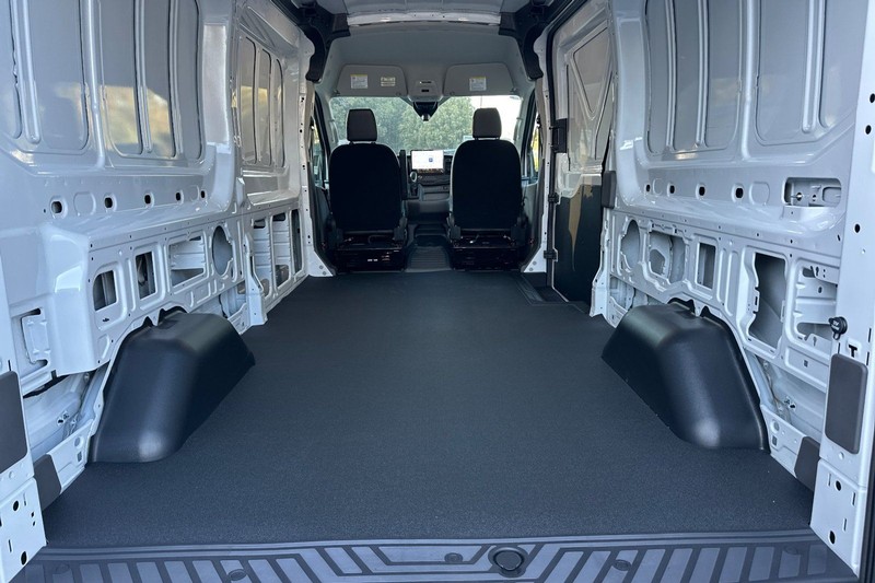 Ford Transit-250 Vehicle Full-screen Gallery Image 15