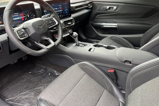 Ford Mustang Vehicle Full-screen Gallery Image 09