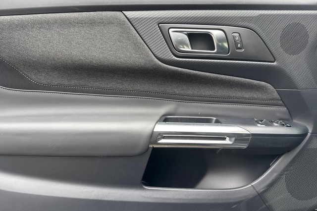 Ford Mustang Vehicle Full-screen Gallery Image 10