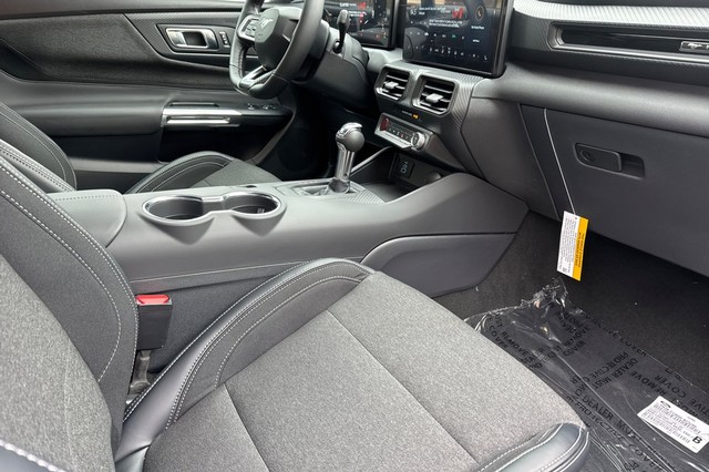 Ford Mustang Vehicle Full-screen Gallery Image 16