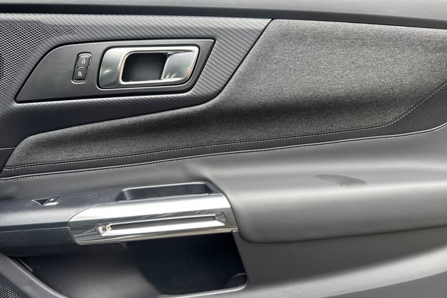 Ford Mustang Vehicle Full-screen Gallery Image 18