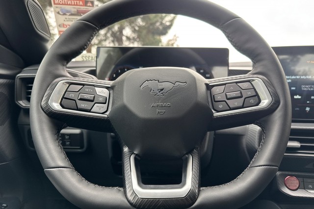 Ford Mustang Vehicle Full-screen Gallery Image 24