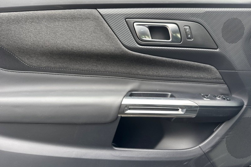 Ford Mustang Vehicle Full-screen Gallery Image 10