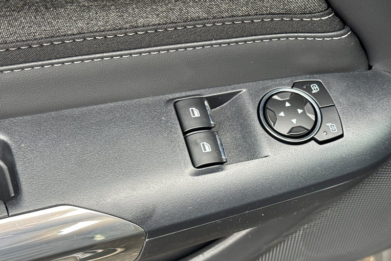 Ford Mustang Vehicle Full-screen Gallery Image 11