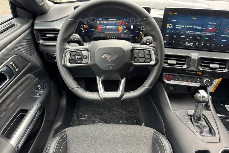 Ford Mustang Vehicle Full-screen Gallery Image 15