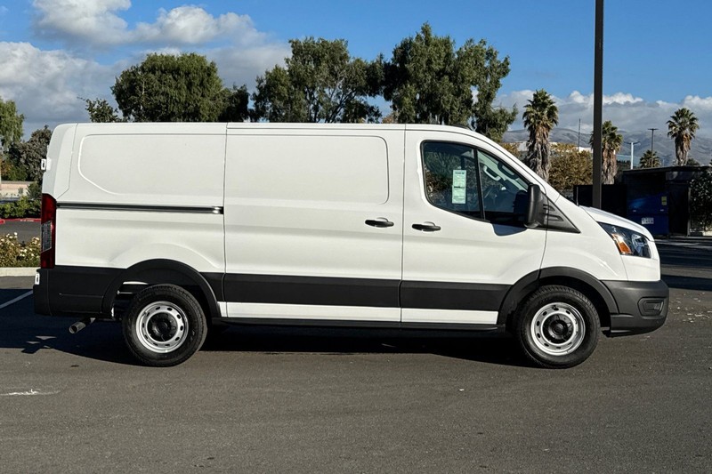 Ford Transit-150 Vehicle Full-screen Gallery Image 02