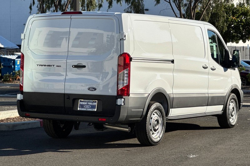 Ford Transit-150 Vehicle Full-screen Gallery Image 03