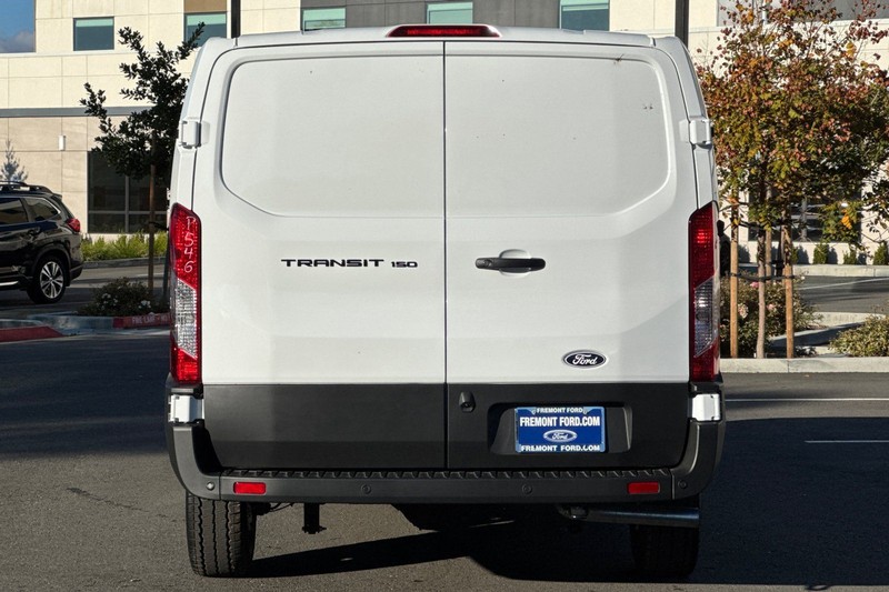 Ford Transit-150 Vehicle Full-screen Gallery Image 04