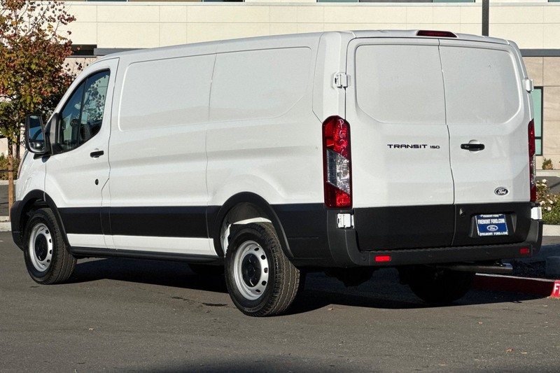 Ford Transit-150 Vehicle Full-screen Gallery Image 05